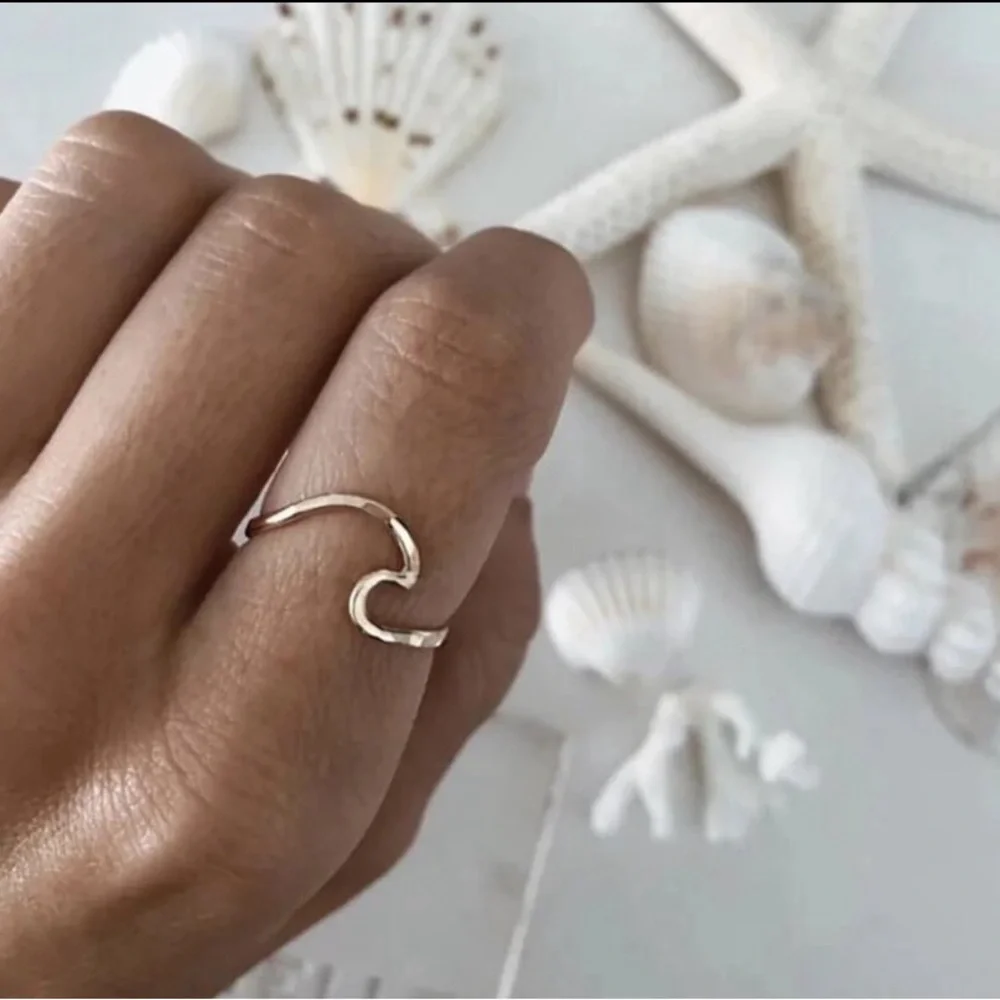 - Simple Wavy Copper Ring - Picture 2 of 3